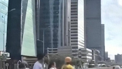 盲人女孩误入车流遇险，外卖员马路中将她带回 平台：已为骑手申请到荣誉及现金奖励