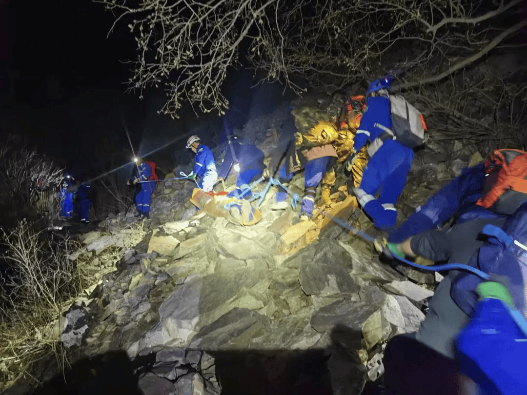 男子带娃登山突然倒地去世，8岁孩子：以为爸爸只是睡着了……