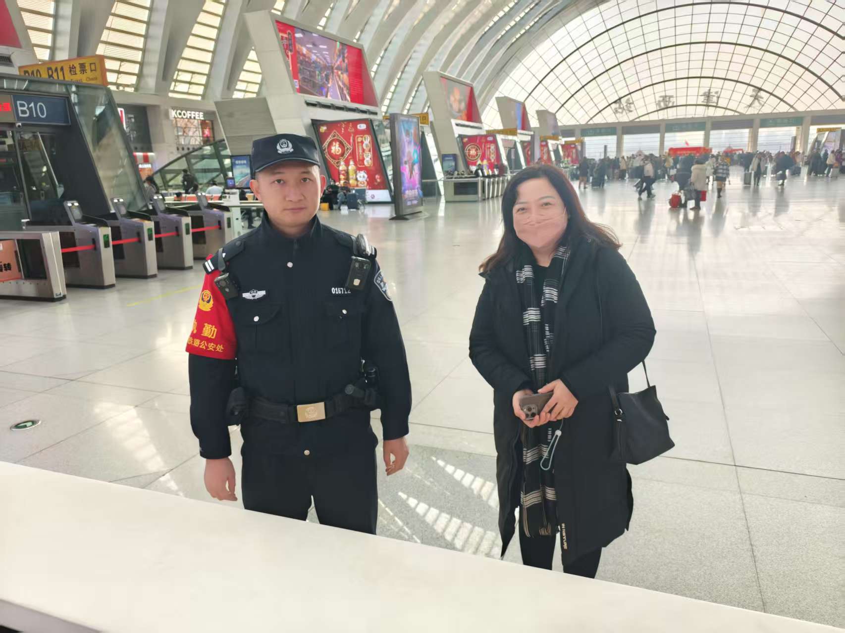 铁路民警帮助旅客找回遗失背包